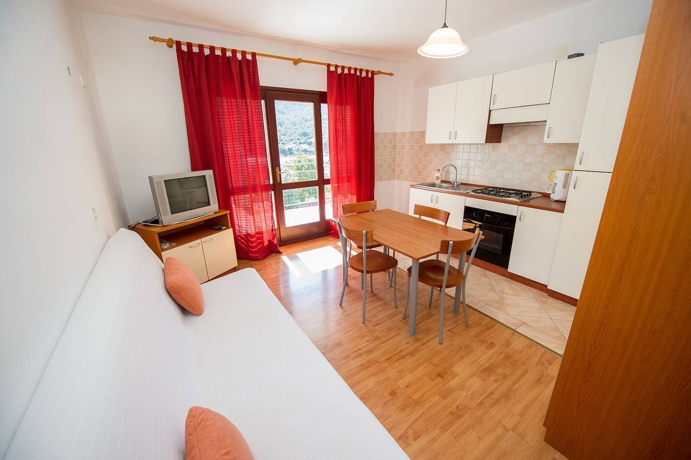 Foto 13 von 22: Studio Appartement mit Balkon und Meerblick Grebastica, Sibenik -a