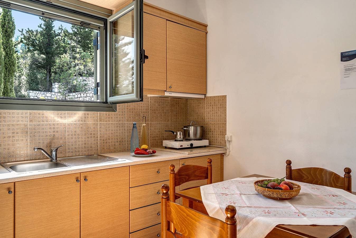 Foto 5 von 22: Ferienwohnung "Alkionides Apartment 1" mit Blick auf den Pinienwald