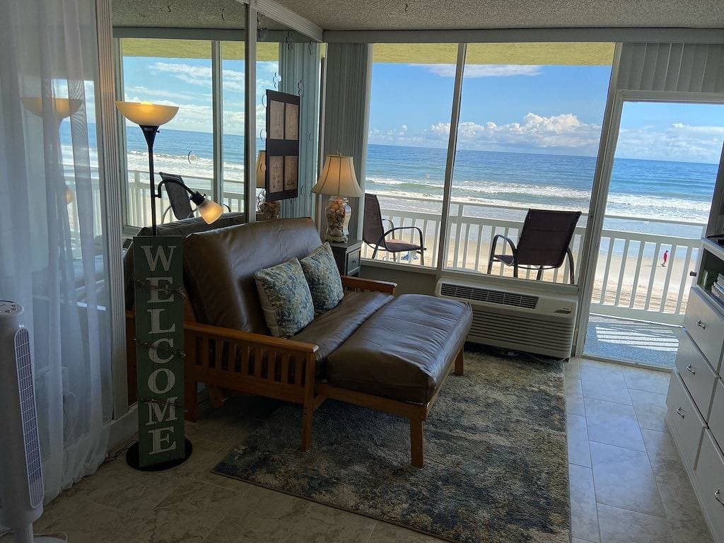 Foto 2 von 30: Oceanfront Studio - “also can’t get closer to the beach” View, comfy and clean!