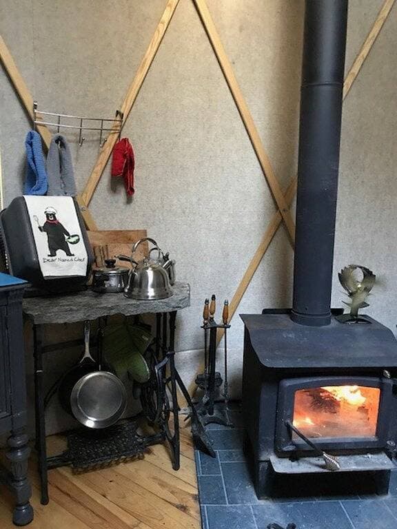 Foto 4 von 39: Gönnen Sie sich einen romantischen Kurzurlaub mit einer Jurte für Paare auf einem 2 Hektar großen Privatgrundstück am Wasser!