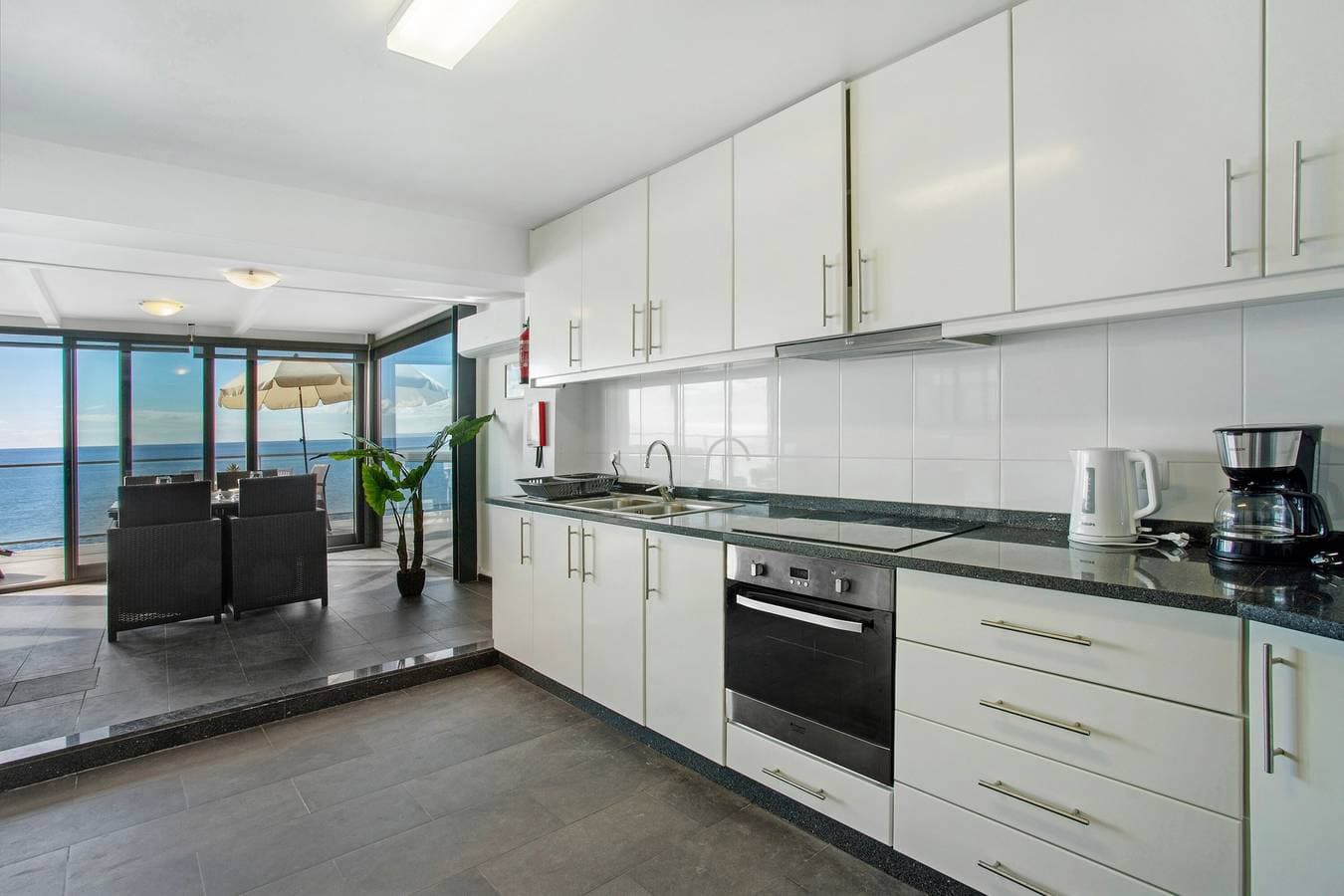 Foto 13 von 25: Ferienwohnung 'The Wave House - Seaside Haven' mit Meerblick, Wi-Fi und Klimaanlage