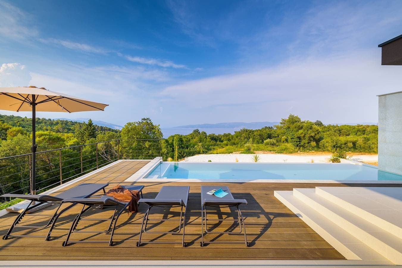 Foto 10 von 54: Villa Serenis – Elegante, moderne Villa mit privatem Pool und atemberaubendem Meerblick