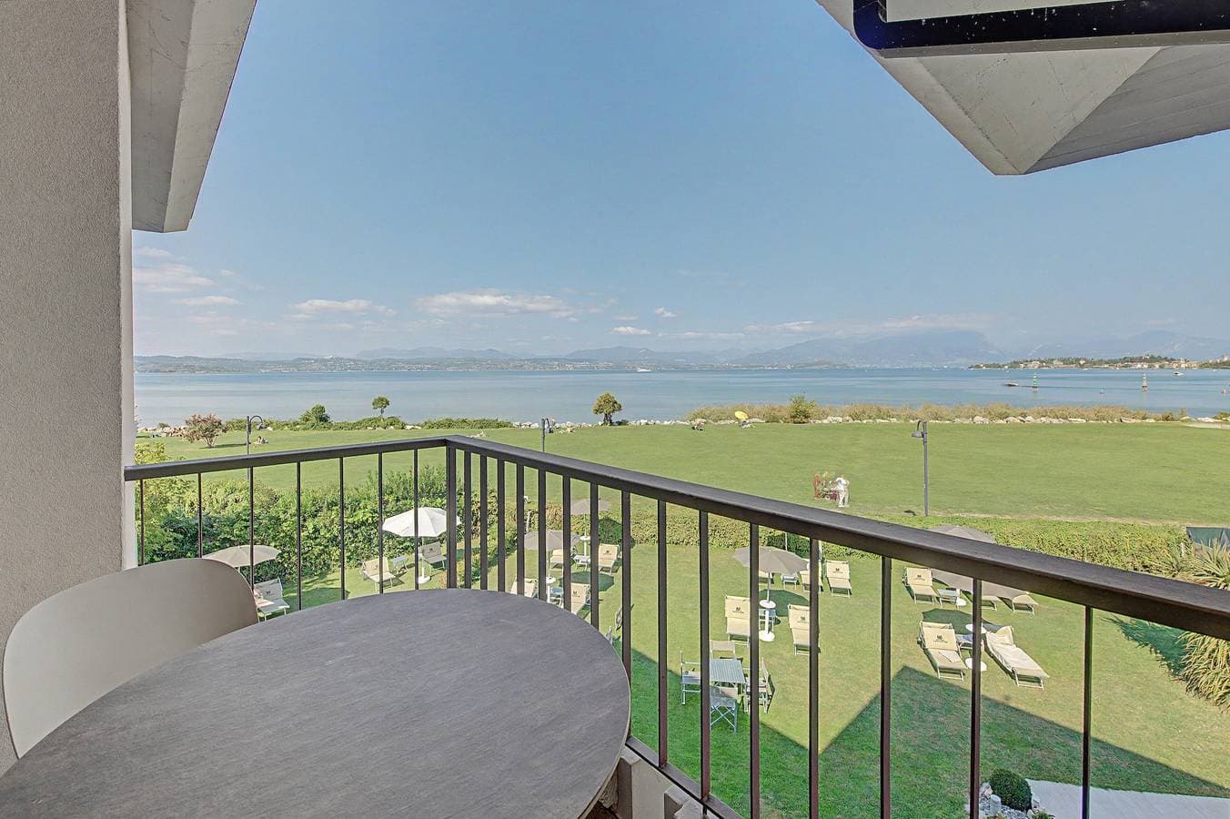 Foto 2 von 40: Apartment 'Margherita - Open Space Vista Lago' mit Seeblick, WLAN und Klimaanlage