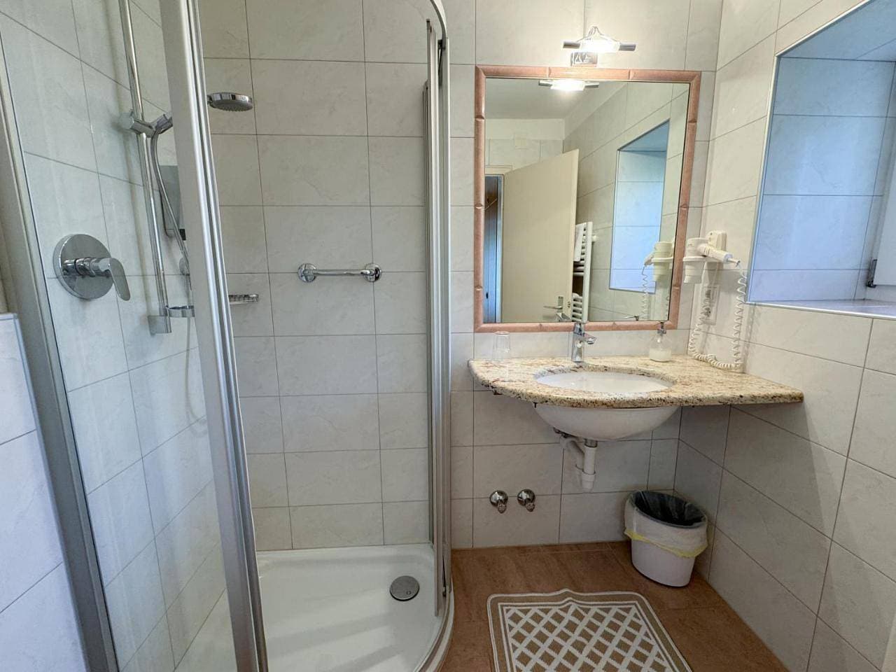 Foto 7 von 9: Double Room with Bathroom