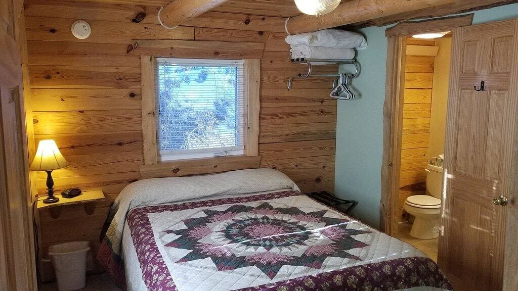 Foto 13 von 14: Hunters Haven # 3 Custom Built Blockhaus, umrahmt von Black Hills National Forest
