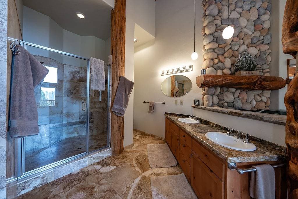 Foto 8 von 50: Waterfall Lodge ~ Yellowstone Vibes + AC + Space
