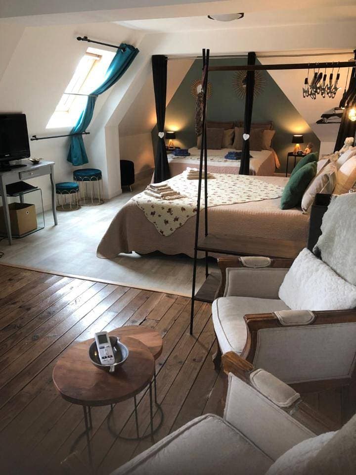 Foto 7 von 10: Family Room with Private Bathroom