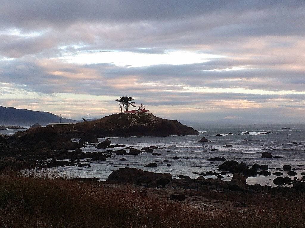 Foto 5 von 23: Coastal Cottage, weniger als einen Block zum Strand, Crescent City, Ca