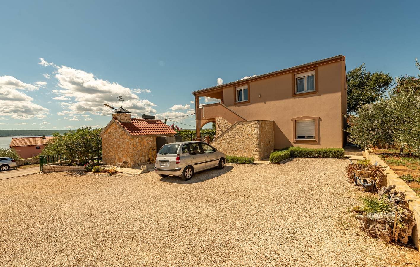 Gemütliche 1-Zimmer-Wohnung mit Terrasse, WLAN und Parkplatz in der Nähe von Novigradsko Mehr 1