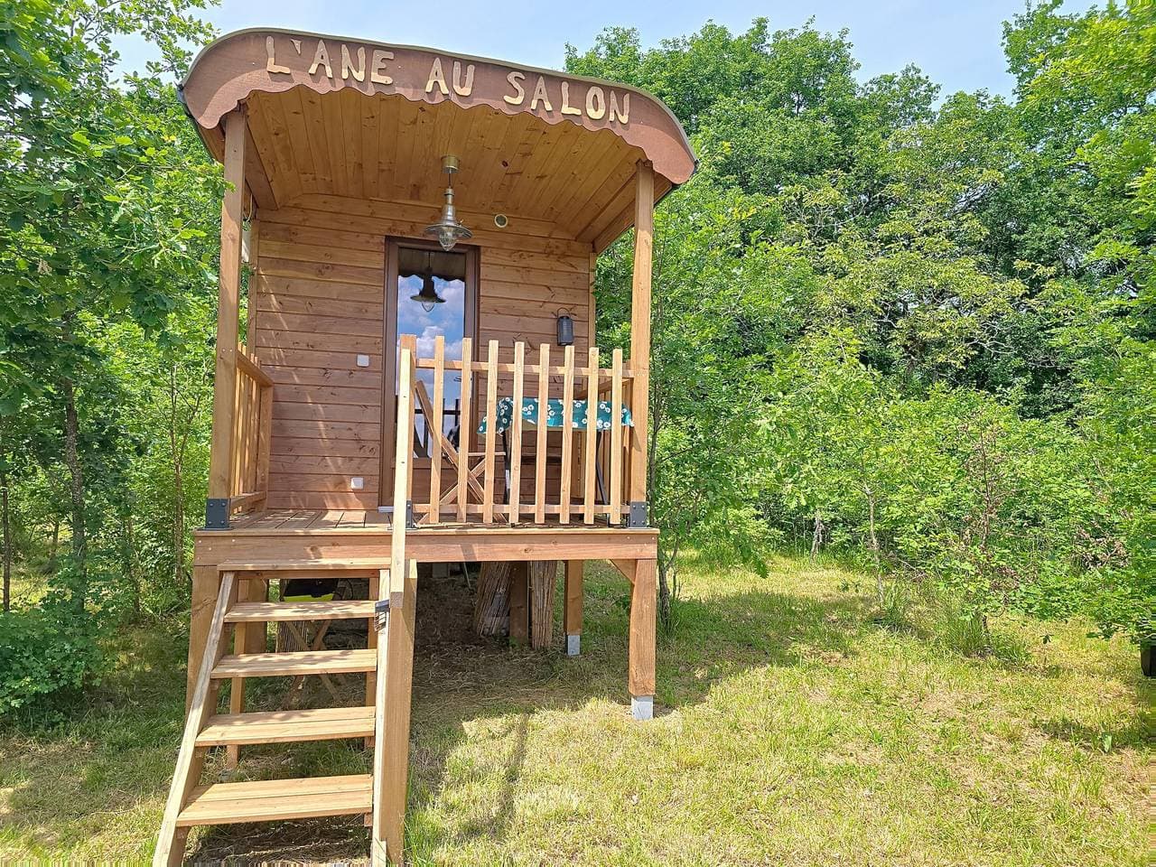Foto 6 von 15: Cabane „Roulotte L'âne Au Salon En Armagnac“ – Romantische Auszeit im Grünen
