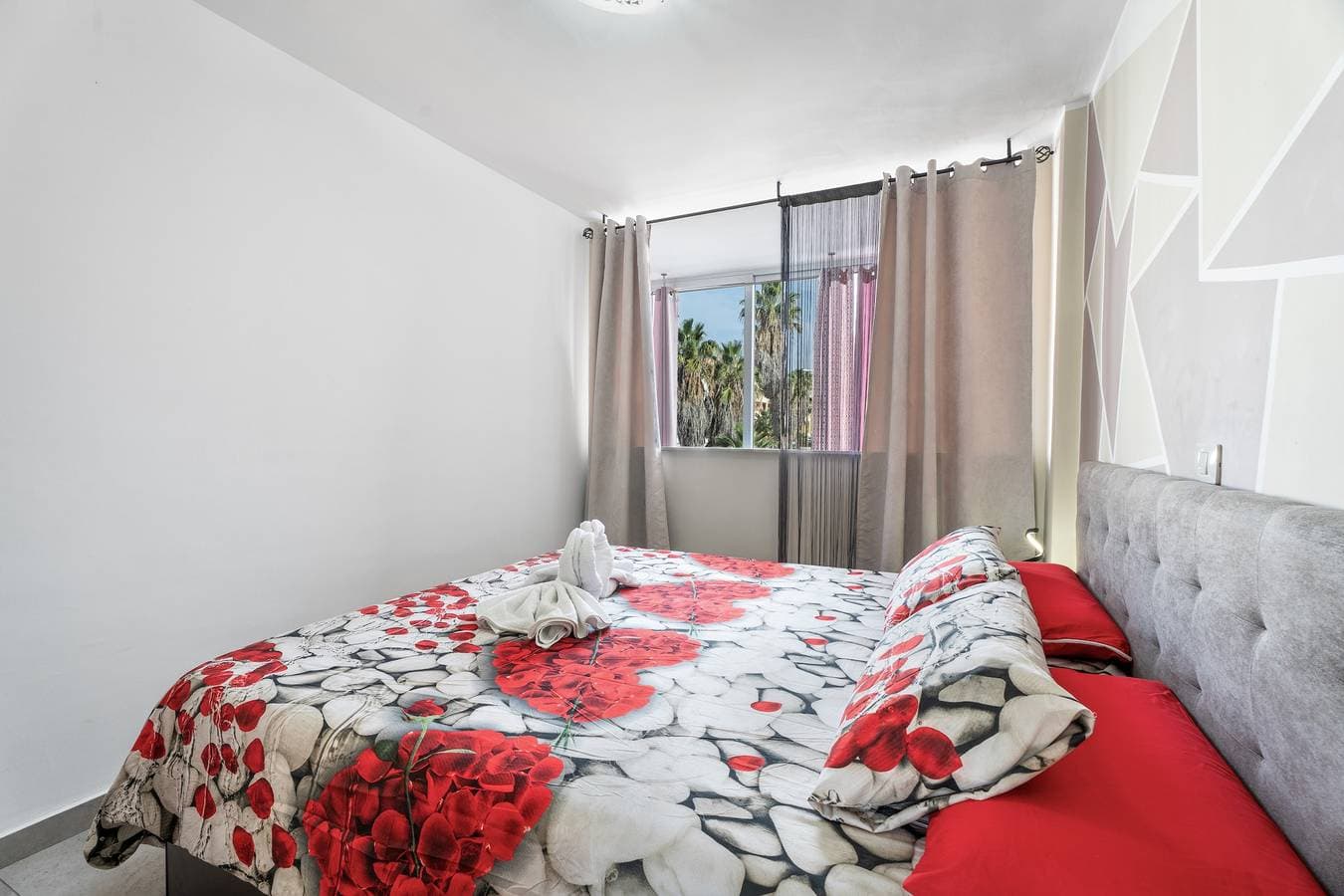 Foto 10 von 33: Ferienwohnung 'Chasna' mit Gemeinschaftspool, Gemeinschaftsgarten und WLAN