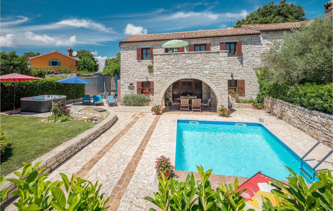 Moderne 2-Zimmer-Wohnung mit Pool und Terrasse, 2,5 km von der Küste entfernt 1