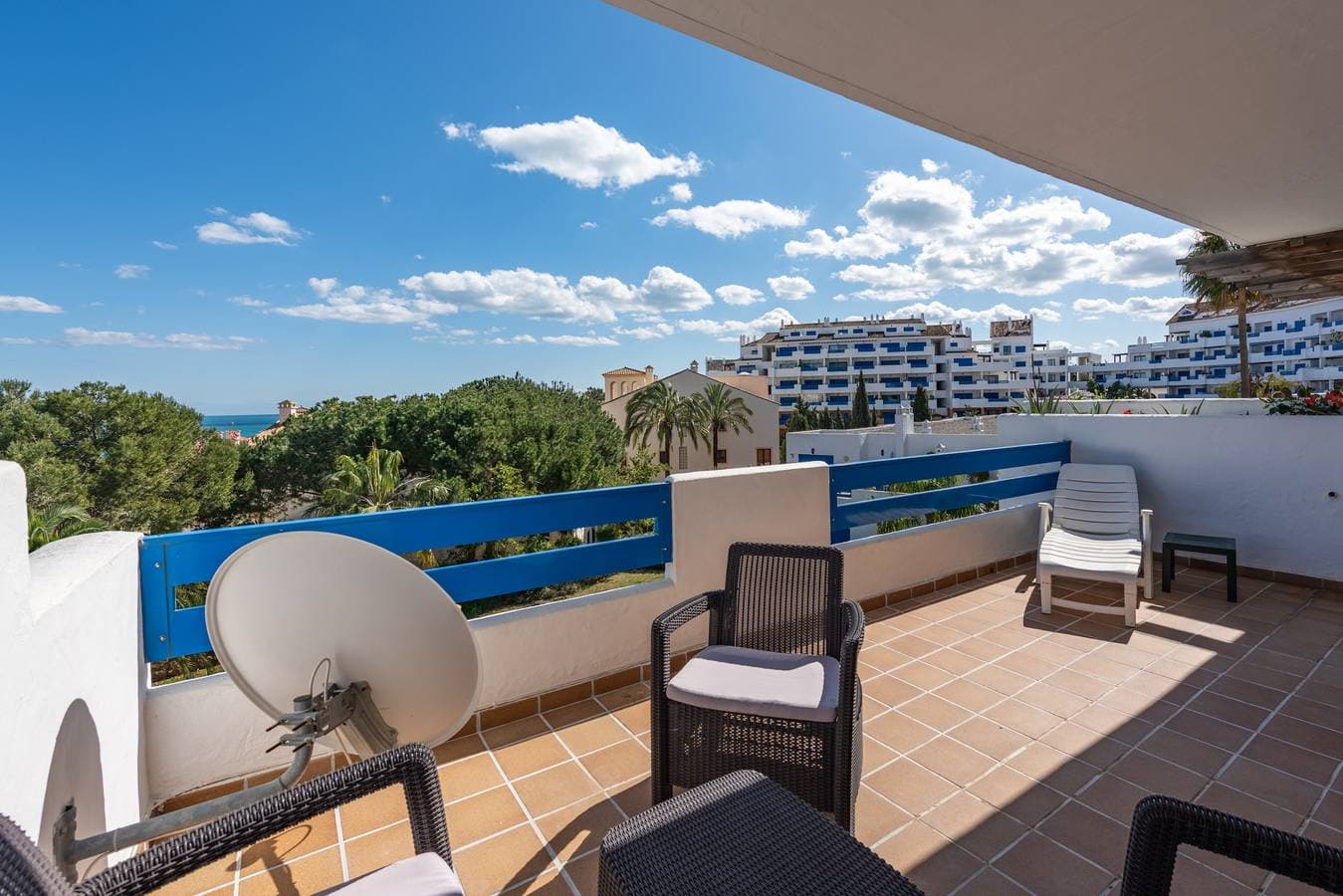 Foto 12 von 32: Duquesa Suites 2424 Azure Skyline