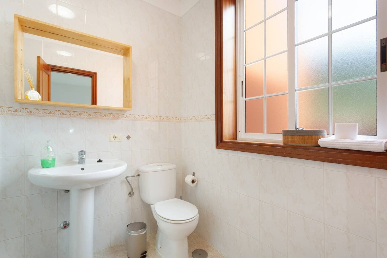 Foto 11 von 25: Ferienwohnung 'Tenohomes Warm and Comfortable' mit privater Terrasse, WLAN und Klimaanlage