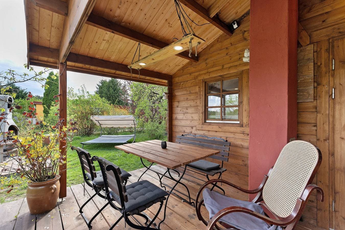 Foto 2 von 30: Ferienhaus 'Blockhütte' mit privater Terrasse und privatem Garten