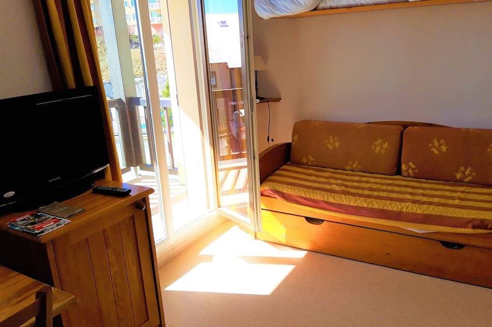 Foto 3 von 11: Pleasant Font-Romeu Studio, warm and bright with mountain views
