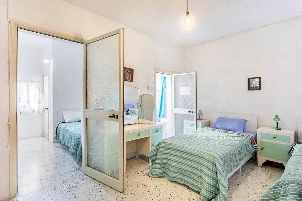 Town House in perfect central location with all amenities nearby ! 1