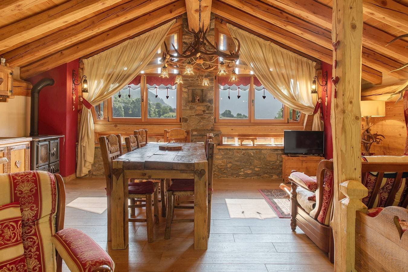 Foto 5 von 53: Apartment im Chalet 'Wohnbereich mit Deluxe-Zimmer' mit Bergblick