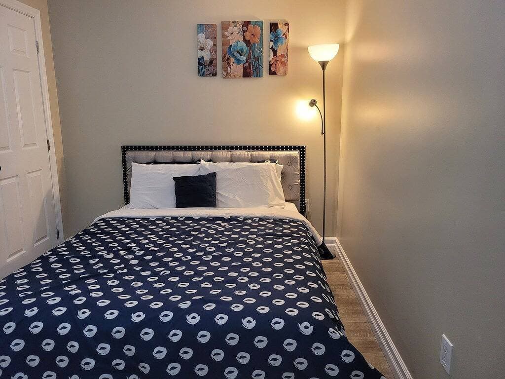 This beautiful comfy basement apartment 5 minutes from the park. 1