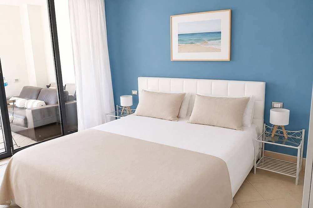 Foto 3 von 23: La Loggia sul Mare, a beachfront apartment just a few steps from the beaches.