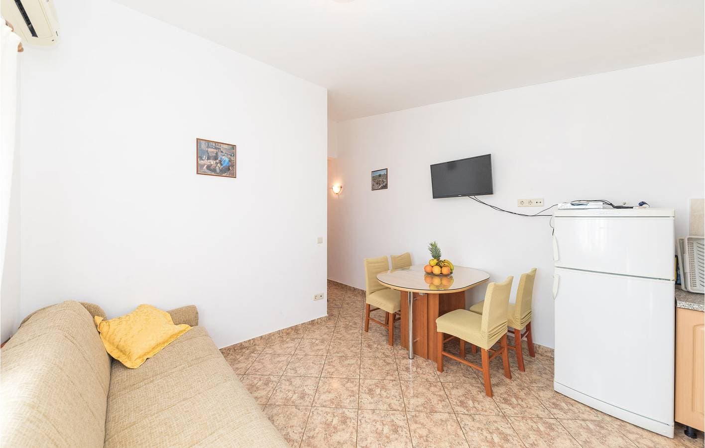 Foto 5 von 17: Gemütliche Ferienwohnung mit Terrasse, Küche und WLAN in der Nähe des Strandes Stari Porat