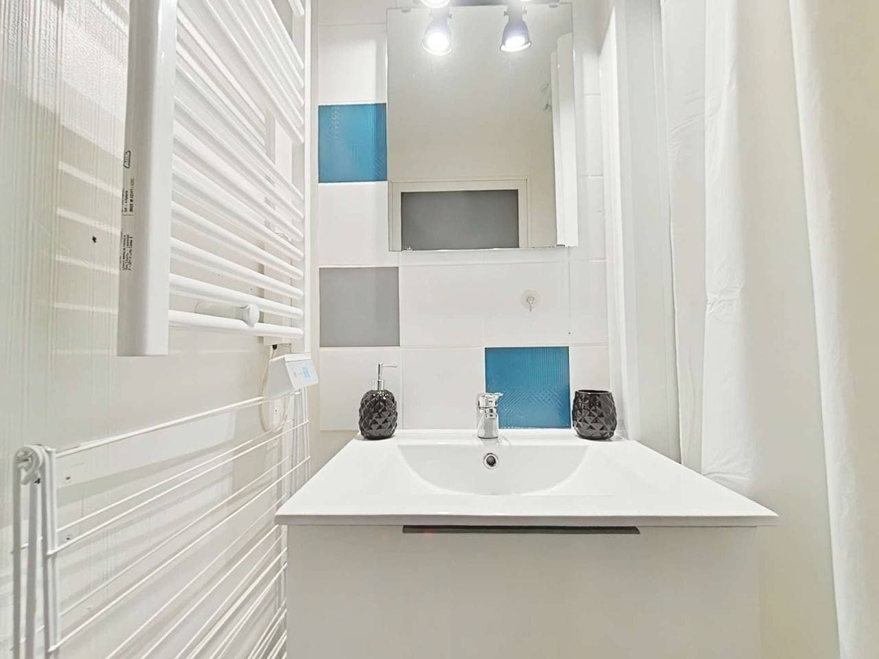 Foto 9 von 16: Helles Studio mit Mezzanine - Meerblick, 4 Schlafplätze, 250m vom Strand, nahe Hafen und Geschäften