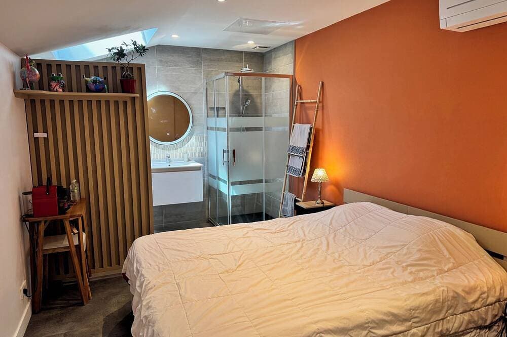 Chambre Double Dans Maison Face à la Plage de Saint Colomban 1
