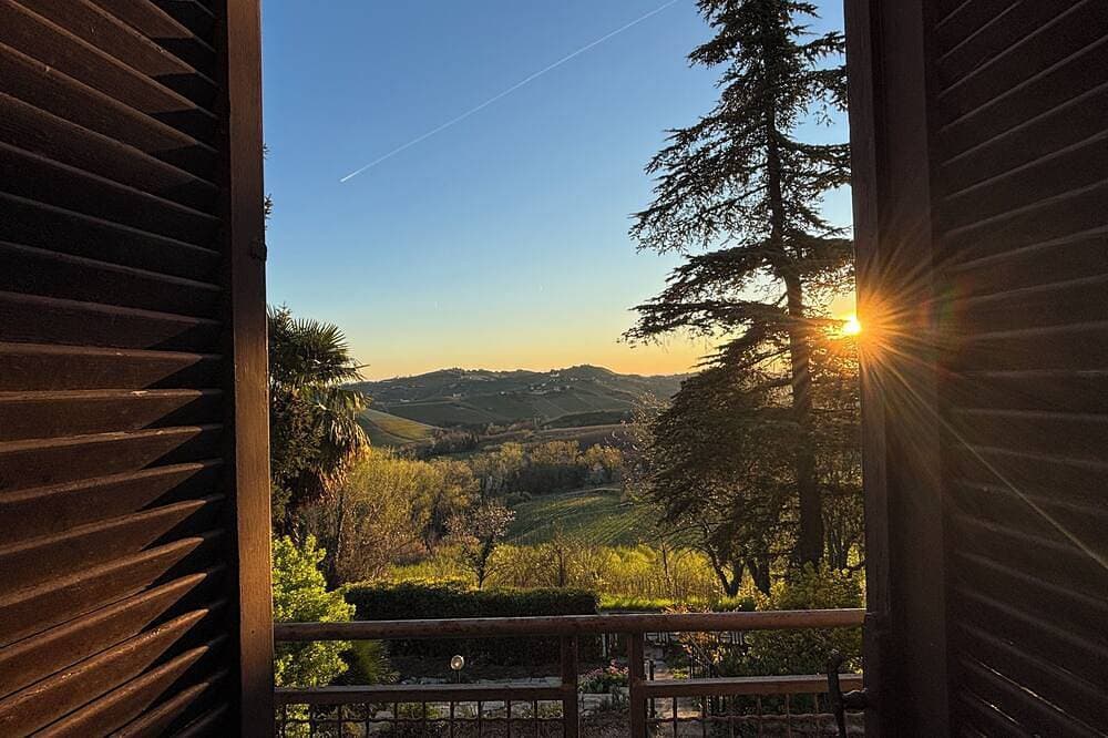 Foto 9 von 30: Relais Portaluna delle Langhe / 7Br, Sleeps 18, AC, Pool, Garden, Vineyard Views