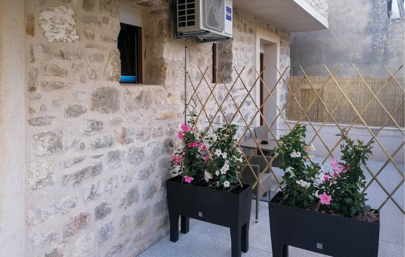 Gemütliche Ferienwohnung mit Terrasse, Küche, 600 m zum Strand und WLAN 1