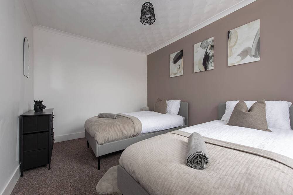 Foto 5 von 27: Modern 3-Bed | Sleeps 8 | Fast WiFi | Parking | Pool Table