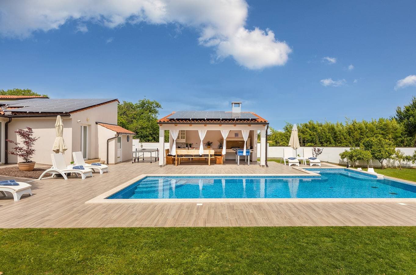 Foto 4 von 58: Eine wunderschöne Villa mit privatem Pool in der Nähe des Meeres.