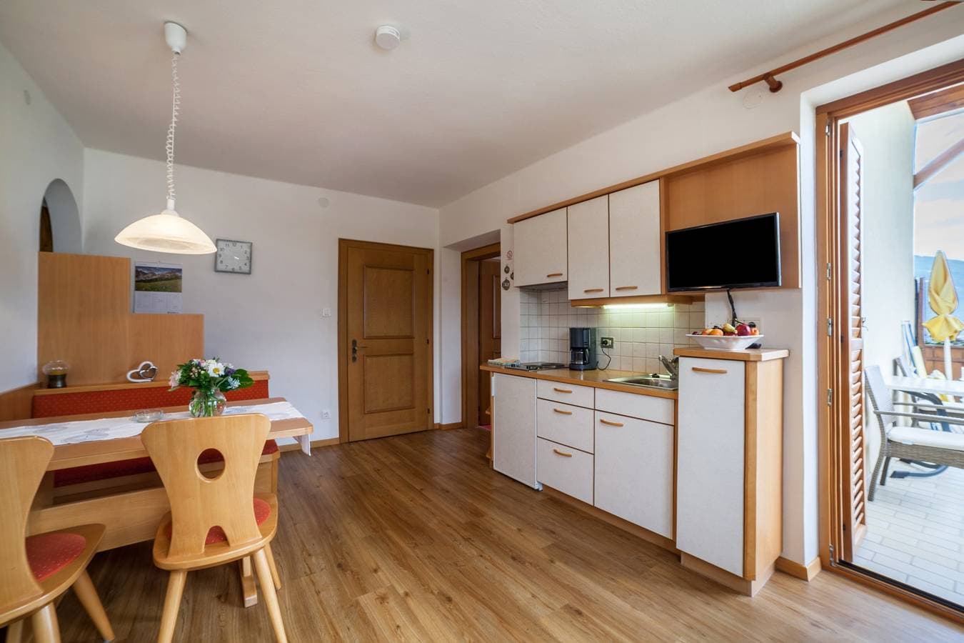 Foto 5 von 22: Ferienwohnung "Hahnenkamm Rainegg" mit Bergblick, WLAN, Garten & Balkon