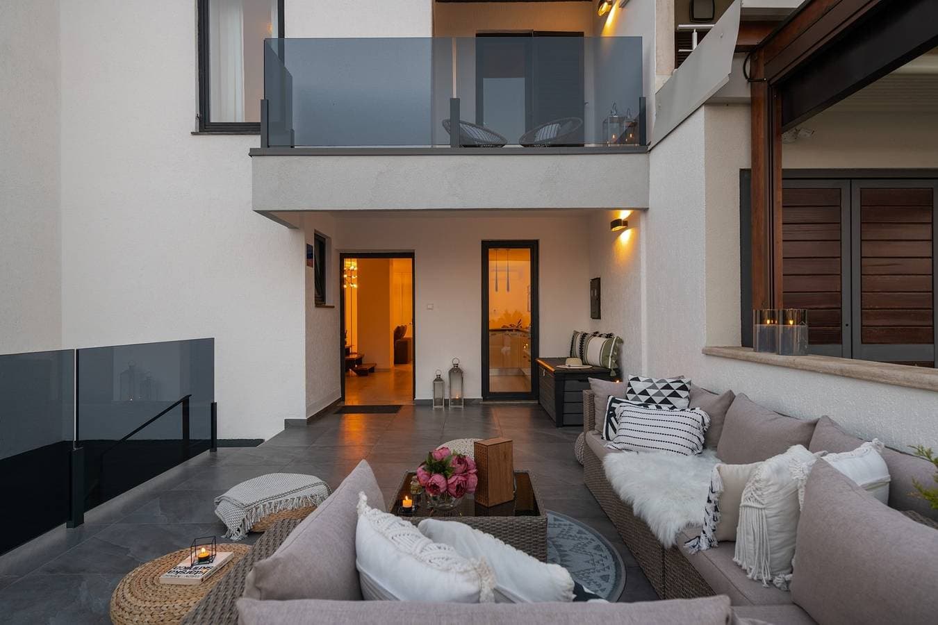 Foto 8 von 44: Sea view modern spacious lounge house