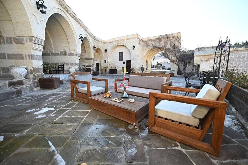 Foto 12 von 16: Historical Getaway! Relaxing Unit with Pool, Sauna and Free Parking!