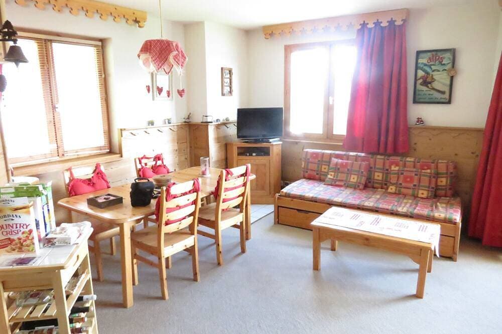 Ski apartment in La Tania, great views, sauna, close to Col de Loze summit 1