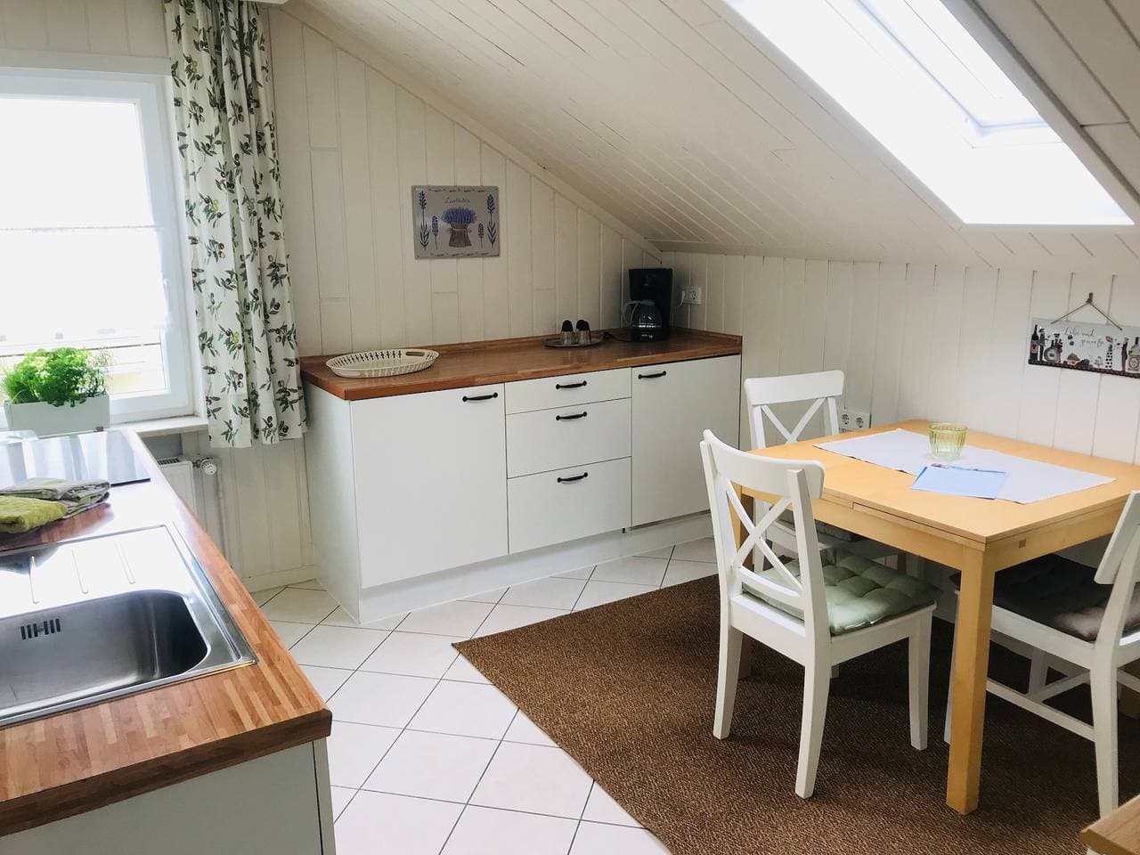Foto 10 von 14: Haus Am Apfelweg - 'Ferienwohnung Topaz' mit Seeblick, Balkon und WLAN