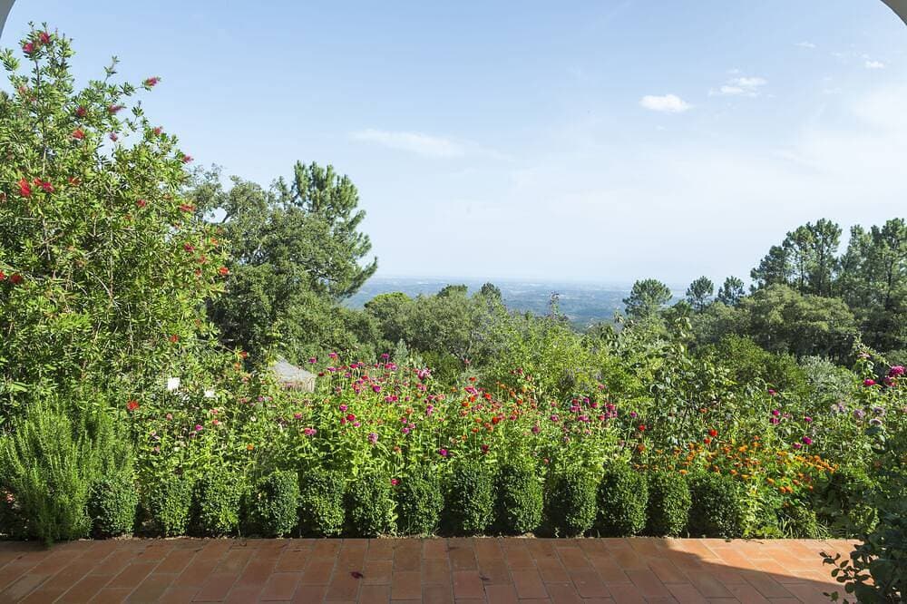 Foto 12 von 26: Schöne Villa mit Pool und herrlichem Blick auf die Küste.