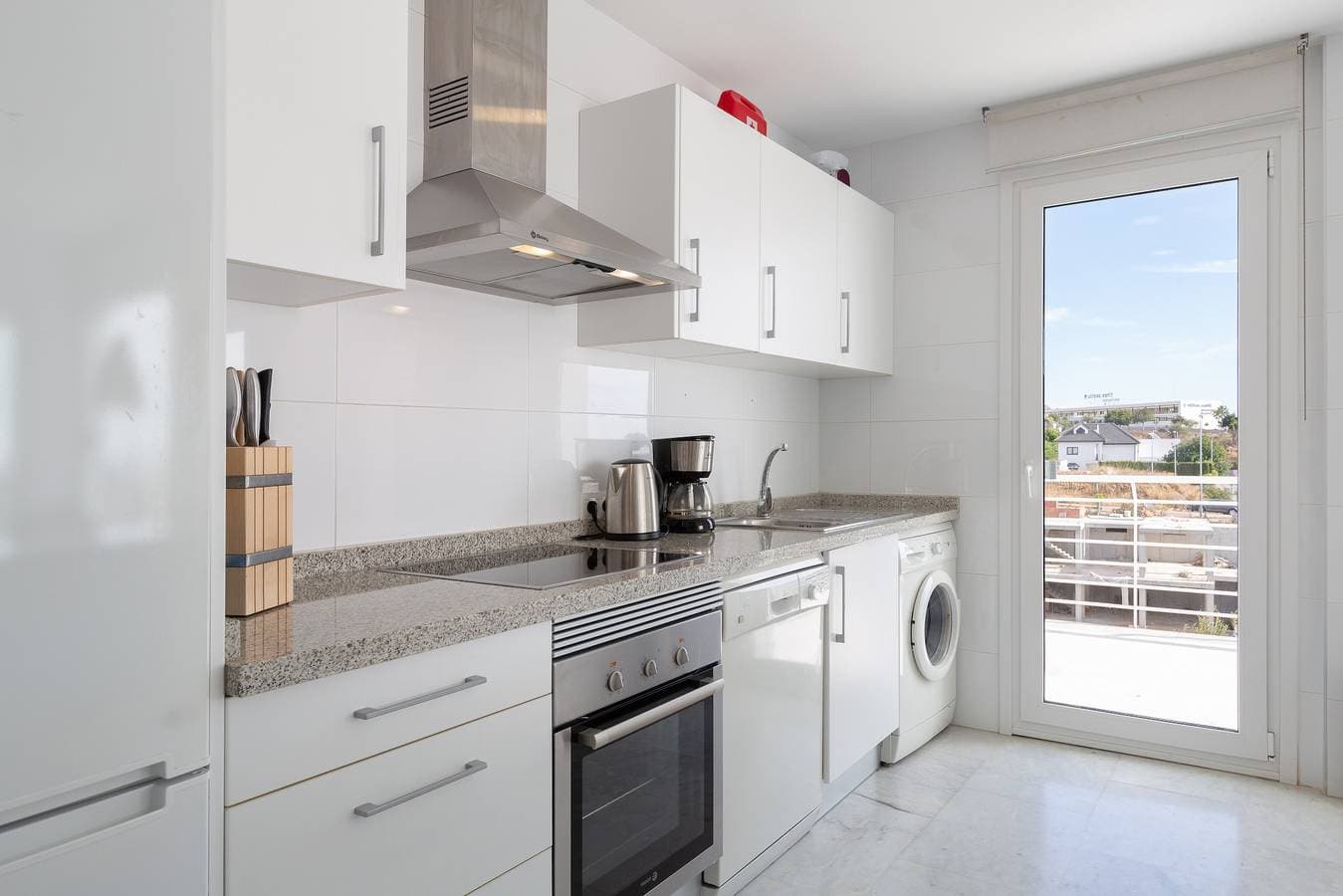 Foto 9 von 25: Schöne Ferienwohnung mit Sonnenterrasse, Pool und Meerblick