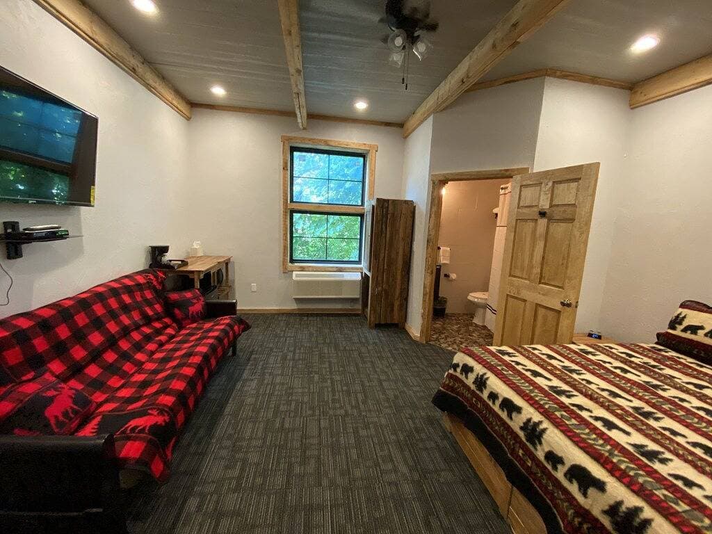 Foto 12 von 13: Fall Trailside Hotel 105: Sleeps 2, 1Br 1Ba Grill Laurel Highlands