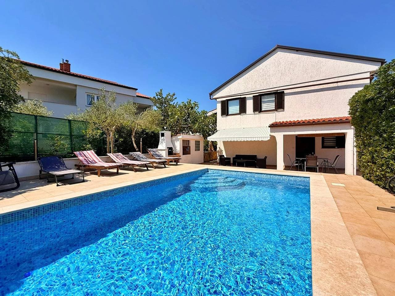 Foto 9 von 33: Apartment Zeljko - mit Pool, 200 m vom Meer, ein Schlafzimmer, überdachte Terrasse, privater Parkplatz, Grill, Außendusche, Sonnenliegen