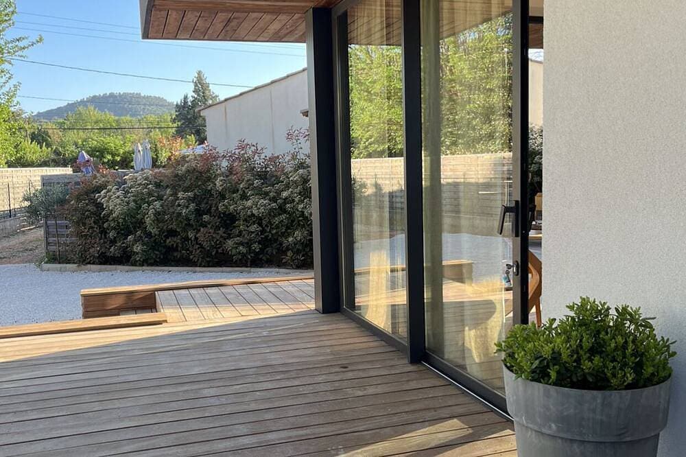 Foto 9 von 25: Lodge Contemporain Avec Jacuzzi en Provence Verte