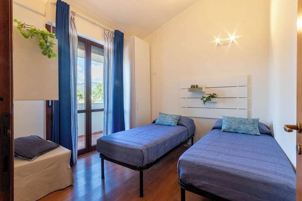 Foto 2 von 30: Villa 300 Meter vom Yachthafen „Marina di Capitana“ entfernt