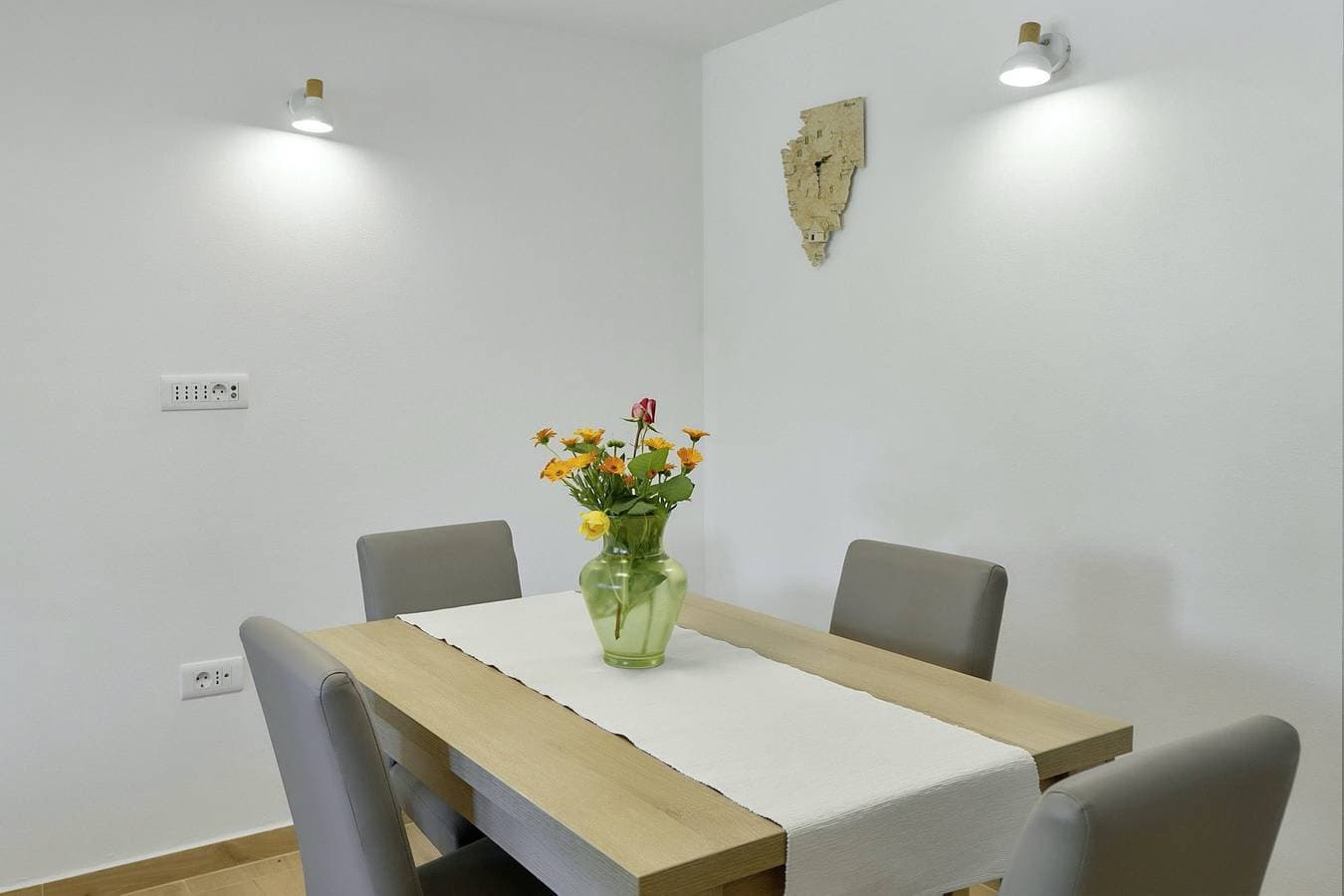 Foto 11 von 24: Ferienhaus Orihi * 2000 m2 eingezäunter Garten, überdachte Terrasse