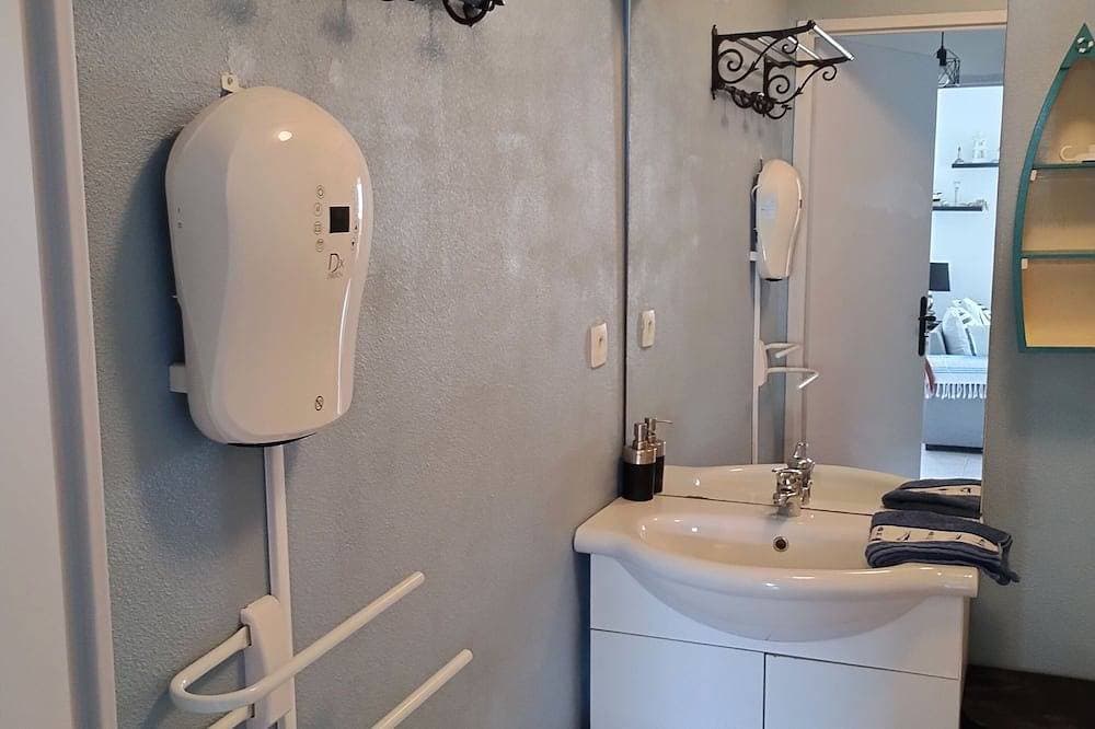 Foto 7 von 14: \"Les Baigneurs\" Apt 3 * very quiet in resi 2 bedrooms and balcony. Private parking lot