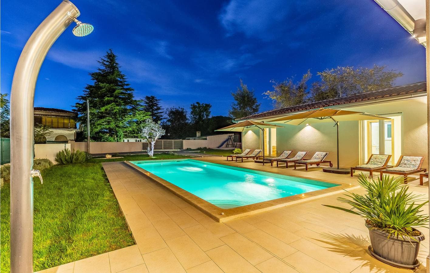 Foto 7 von 46: Geräumige 150 m² große Wohnung mit Pool, Terrasse und WLAN
