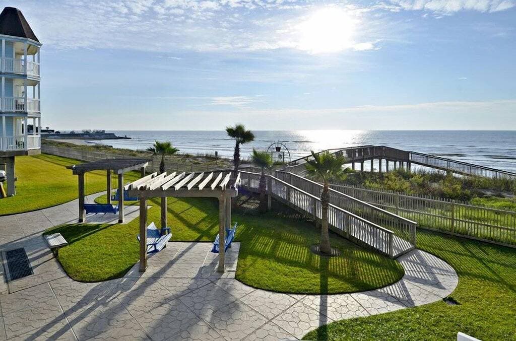 Foto 7 von 31: Modernes Strandthema ... Wunderschöner Blick auf den Golf und den Pool 1216