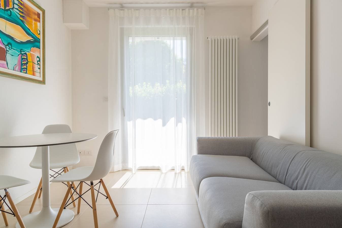 Foto 4 von 27: Moderne Ferienwohnung "Baseventuno 3" mit Pool