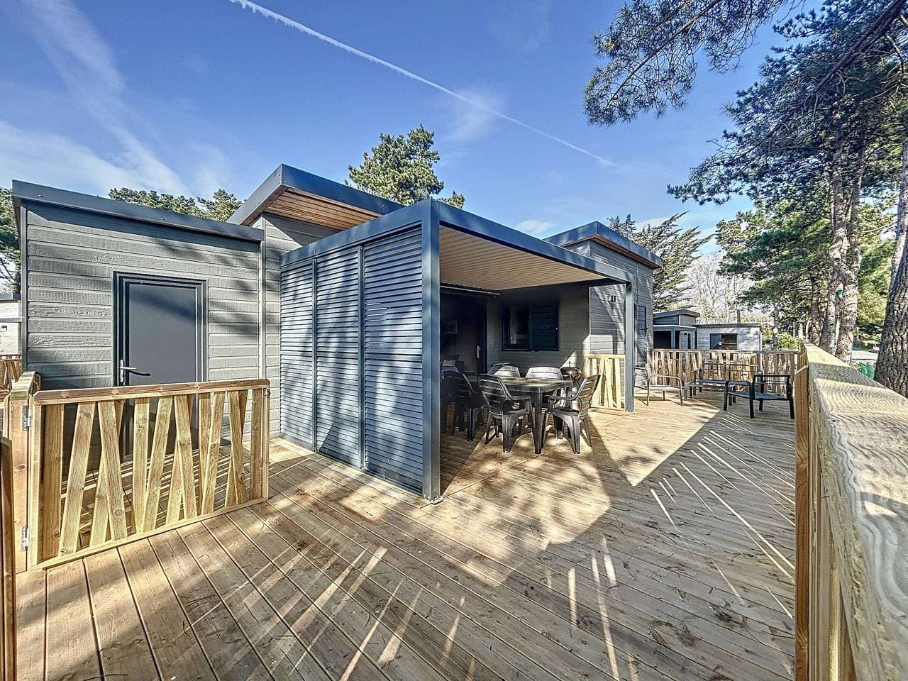 Luxuriöses Chalet mit beheiztem Pool, WLAN, 6 Betten, in Strandnähe 1