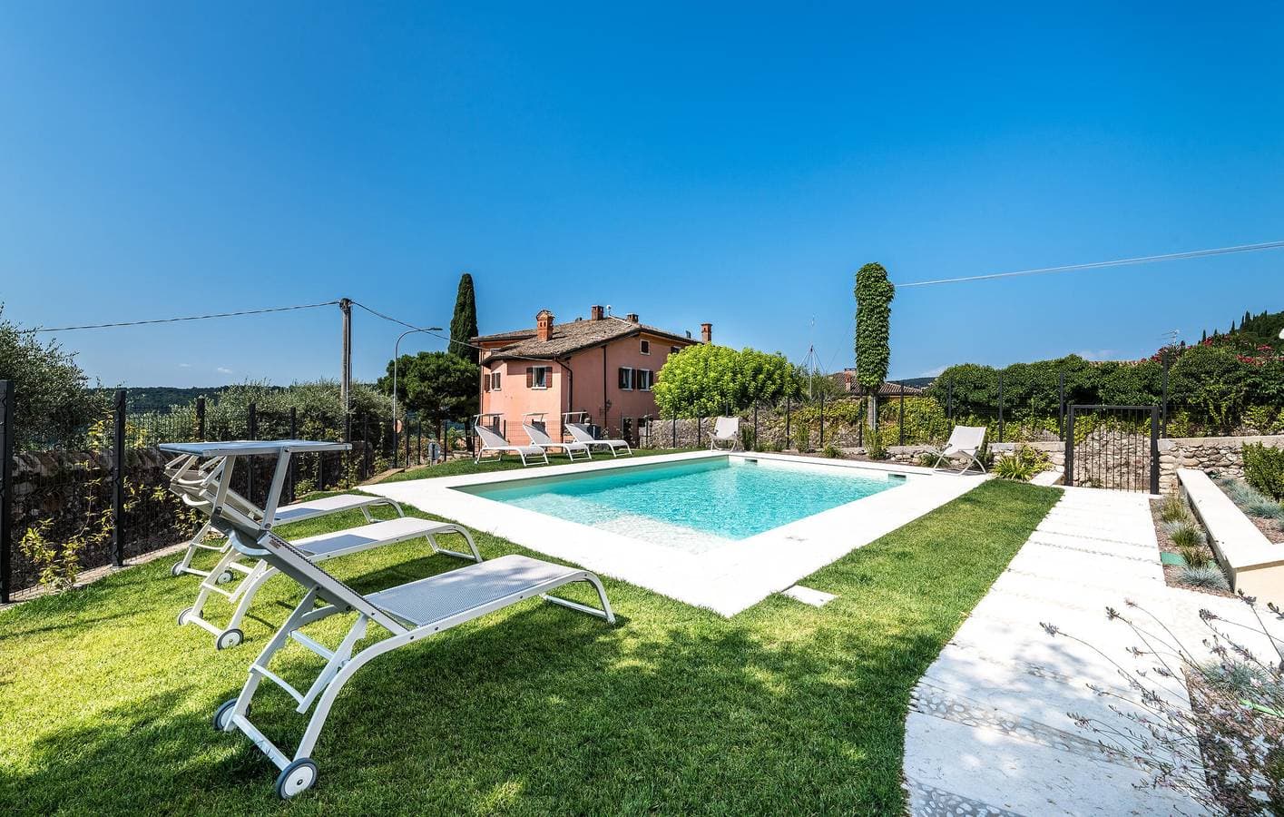 Foto 9 von 47: Ferienunterkunft mit Seeblick, AC, Pool, Parkplatz & WiFi