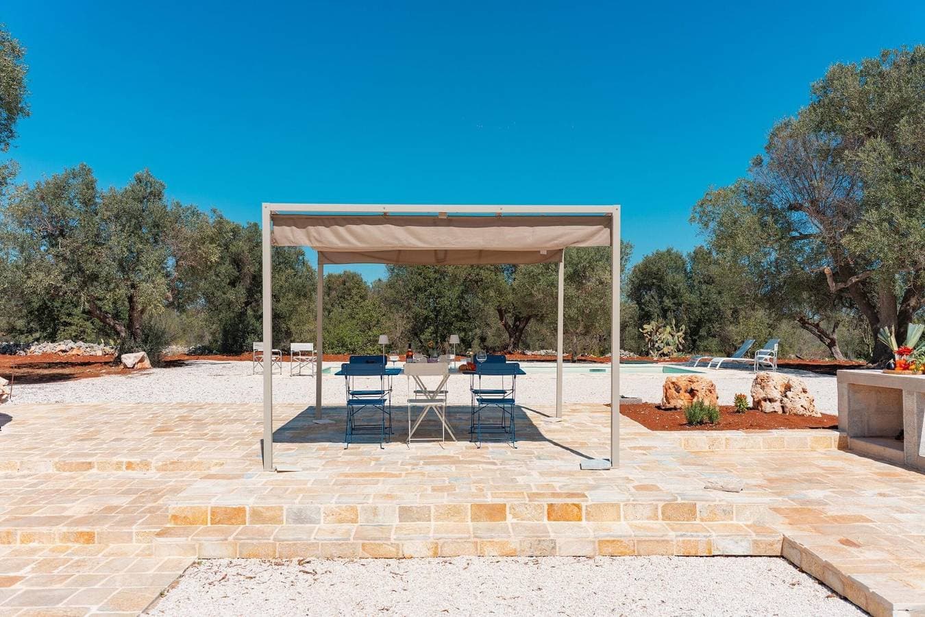 Foto 8 von 33: Trulli Scacciapensieri mit privatem Pool in der apulischen Landschaft